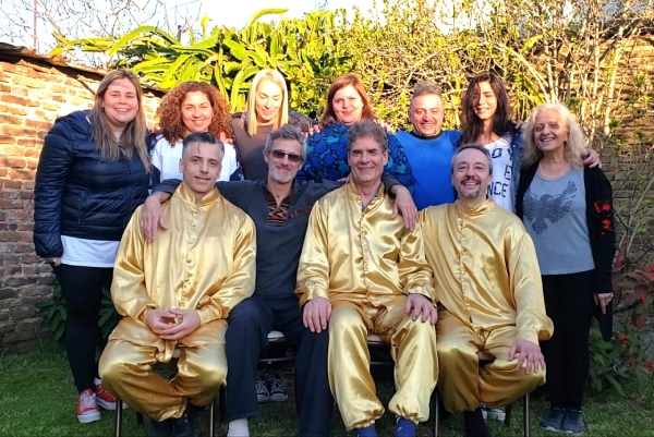 Grupo de instructores y alumnos de Yoga Solar.