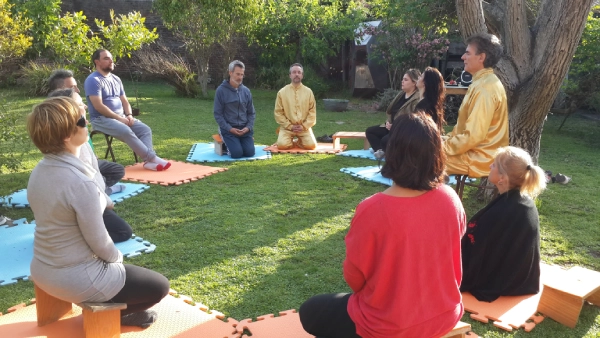 Rueda de meditación en una clase de Yoga Solar
