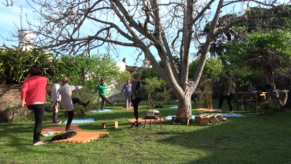 Técnicas de movimiento en una clase de Yoga Solar