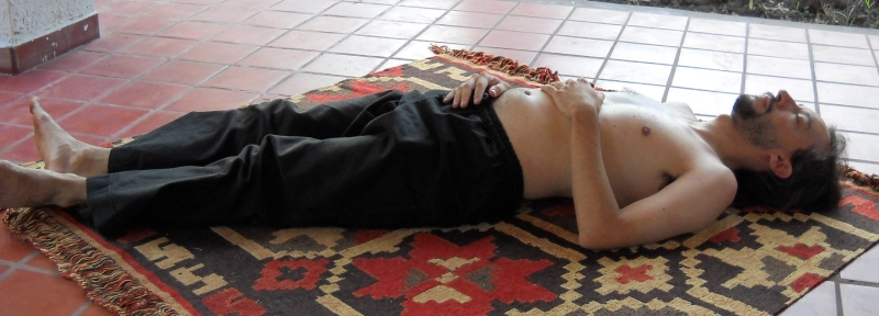 Reteniendo el aire en el abdomen durante la práctica de la respiración abdominal.