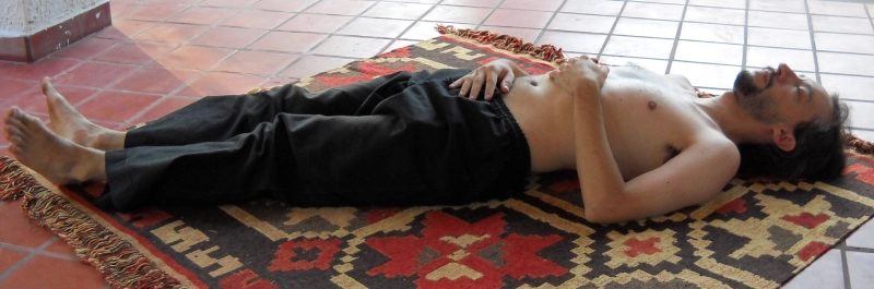 Postura inicial para técnica de respiración abdominal.