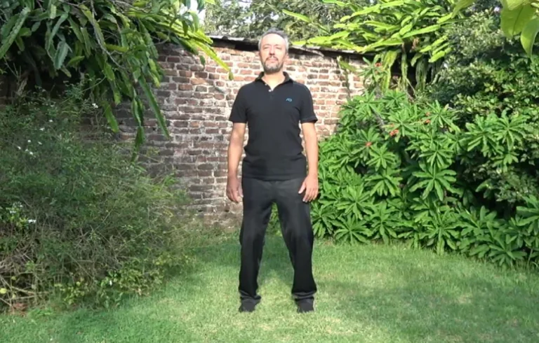 Postura de parado correcta vista frontal. Técnica psicofísica.