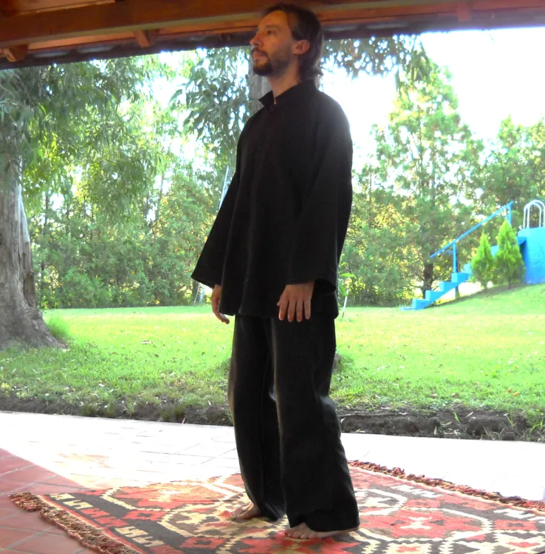 Postura de parado correcta vista lateral. Técnica psicofísica.